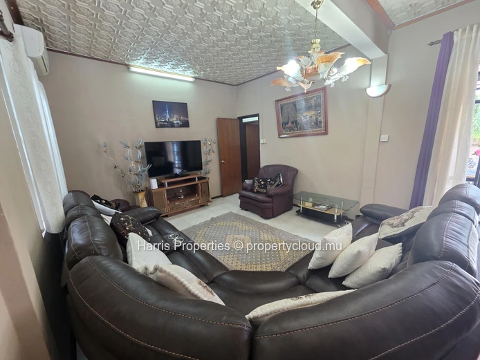 Nice ground floor apartment for rent in Bain Bœuf 