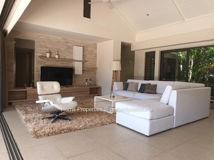 À vendre : Luxueuse Villa  de 400m2 avec 4 chambres à coucher ensuite région Grand-Baie
