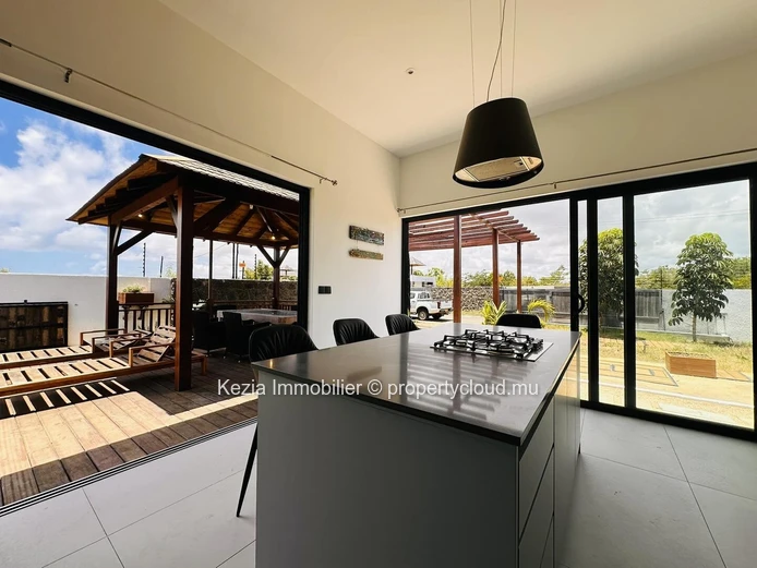 Contemporary Villa With Balinese Charm