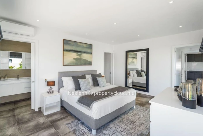 Modern single-storey villa in Mont Mascal with 3 bedrooms, private pool, and fully equipped kitchen in a secure resid...