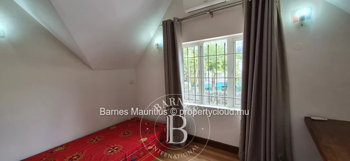 QUATRE BORNES - Maison et bureau jumelés à vendre - 450 m²