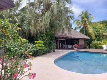 Villa avec piscine privée et jardin luxuriant