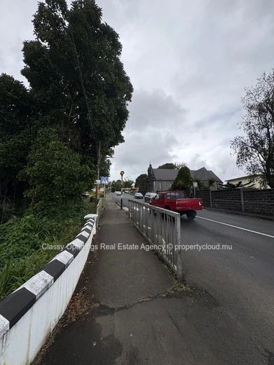570 m² Walled Lot in Eau Coulée — Quiet Street, Near Bus, Schools & Shops