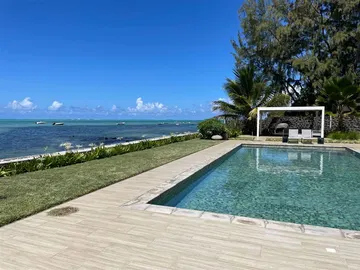 Nicely furnished beachfront apartment at Roches Noires.