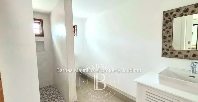 POINTE AUX CANONNIERS – Élégante villa côtière avec piscine et jardin – 4 chambres