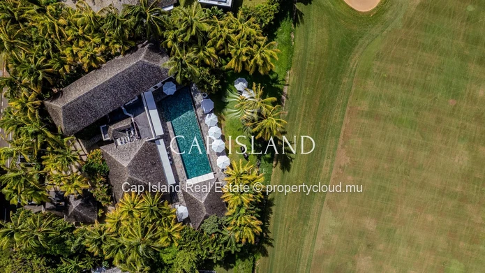 Villa d’exception sur le golf, jardin tropical et vue mer