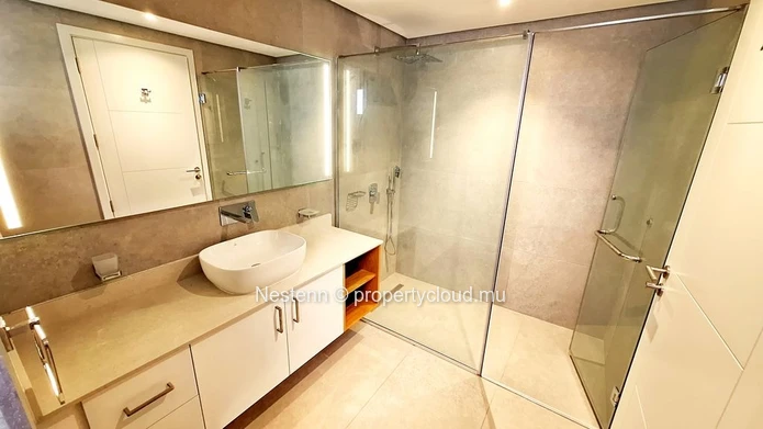 Appartement moderne flambant neuf de 2 chambres proche des commodités