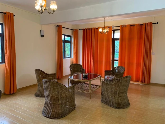 Appartement moderne de 3 chambres récemment rénové avec vue sur la montagne.