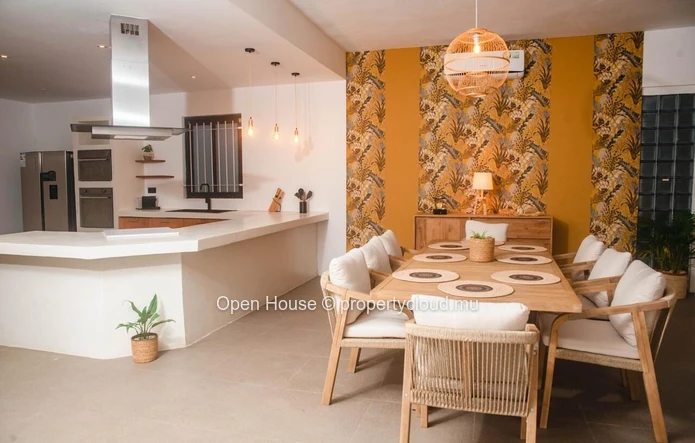 À vendre à Saint Antoine, superbe villa meublée. Elle offre 4 chambres, une piscine privée et un garage double. Idéal...