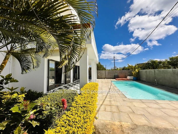 Modern Villa Close To The Beach 