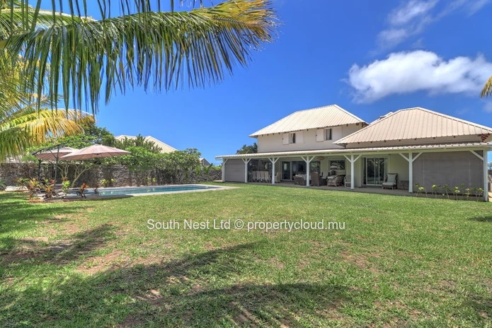 4-bed family house in a prestigious estate.