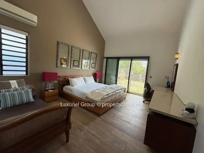 Elegant Contemporary 3-Bedroom Villa With Private Pool In Royal Park