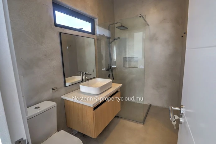 Découvrez cette Magnifique Maison Neuve avec Piscine Privée
