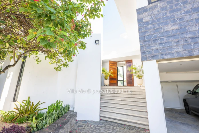 Calodyne - Elegant 4 en-suite bedroom home with swimming pool and garden