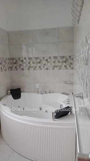 VILLA MAURICIEN NEUVE, à vendre à Calodyne, 210m², 4 chambres, piscine privée, proche de la mer, meublée, Rs.