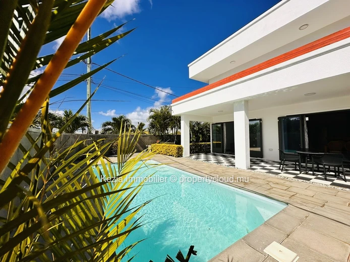 Modern Villa Close To The Beach 