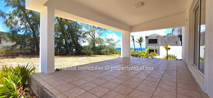 Unfurnished house of 290m² on a leasehold land of 680 toises with private access to the sea  at Poste Lafayette
