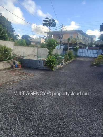 House / Villa - 7 Bedrooms - 325 m² Beau Bassin, Center