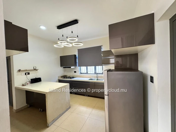 Maison moderne et spacieuse, entièrement meublée avec 4 chambres et double garage