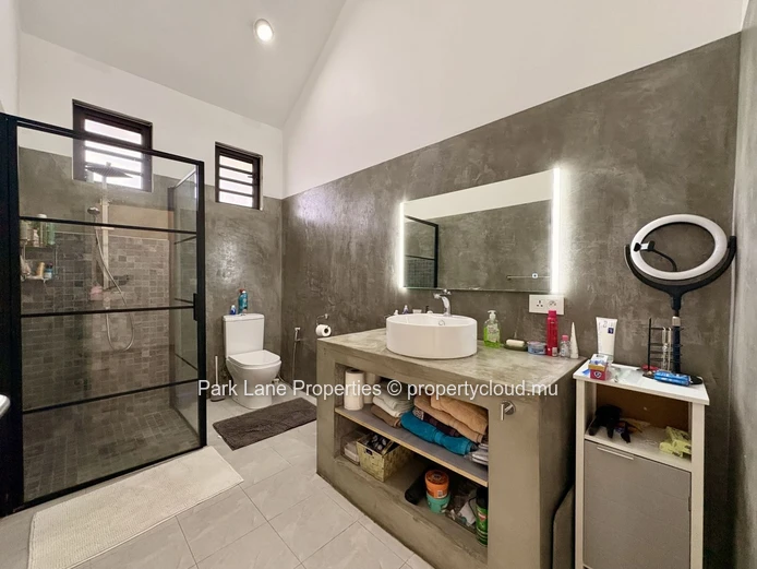 Modern Luxury Villa with Mountain Views and Private Pool in Tamarin