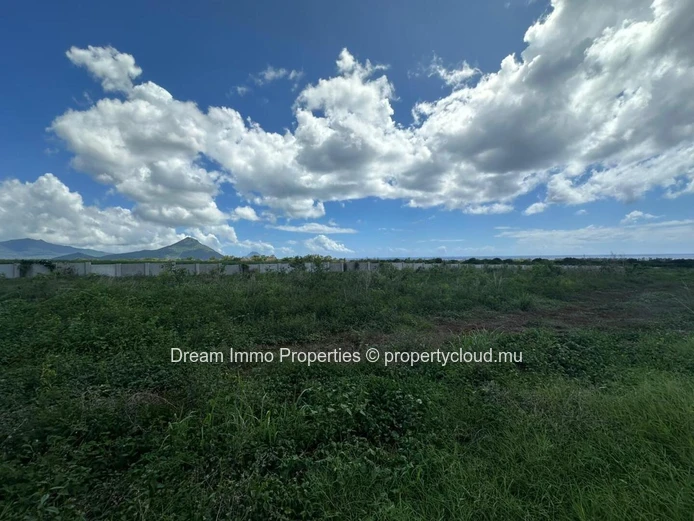 Terrain Residentiel De 595 M2 Vue Mer & Montagne A Flic En Flac - Ile Maurice