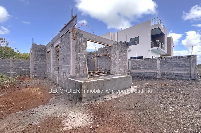 Villa élégante en cours de construction avec piscine et jardin
