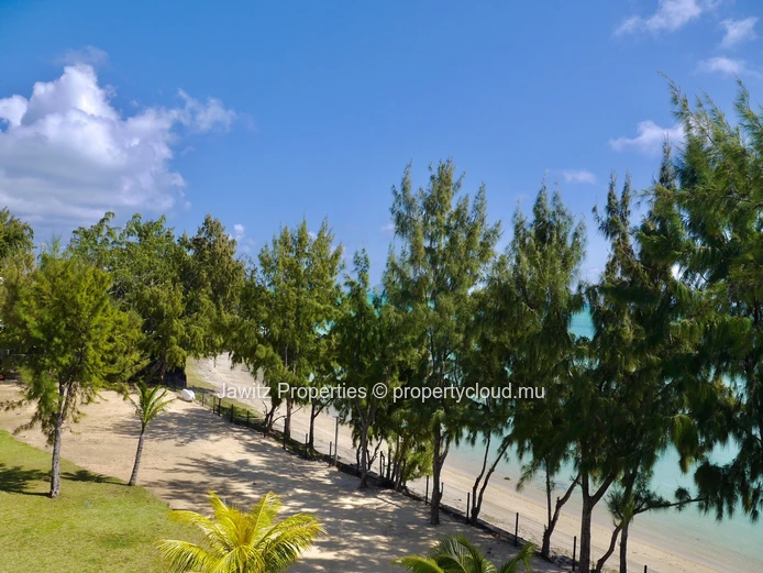 Beachfront Penthouse Grand Gaube - 3 bedrooms - 200sqm | €