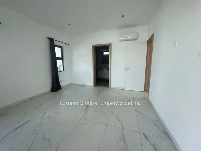 New Build Villa in Péreybère with En-Suite Bedrooms 