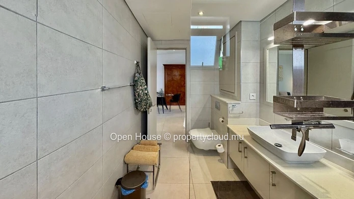 A vendre R+2  proche plage -bel appartement - piscine commune - rooftop avec vue mer -  Accessible aux étrangers - pr...