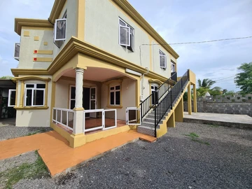  House for rent in Grand Baie, 250m² Bldg, Accessible, Nearby Amenities!