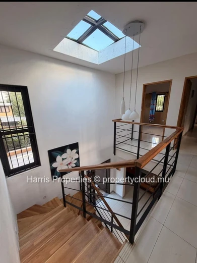5-Bedroom Villa With Office For Rent – Bain Boeuf