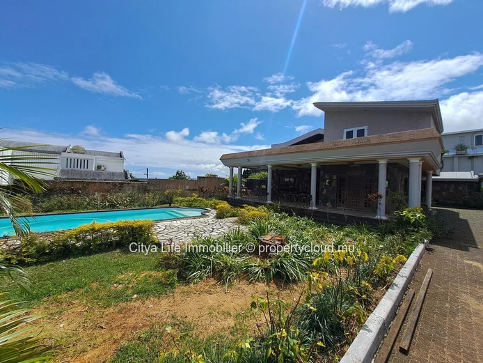 Belle villa à vendre à Floréal, 557m² habitables, terrain de 1.650m², 4 chambres, piscine privée, parking sécurisé, p...