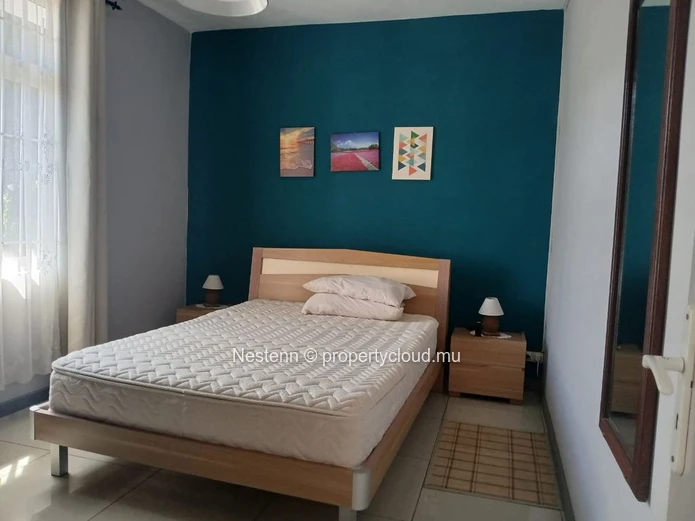 Charming ground floor triplex apartment in Vacoas with 2 bedrooms, American kitchen, balcony, and close to shops and ...