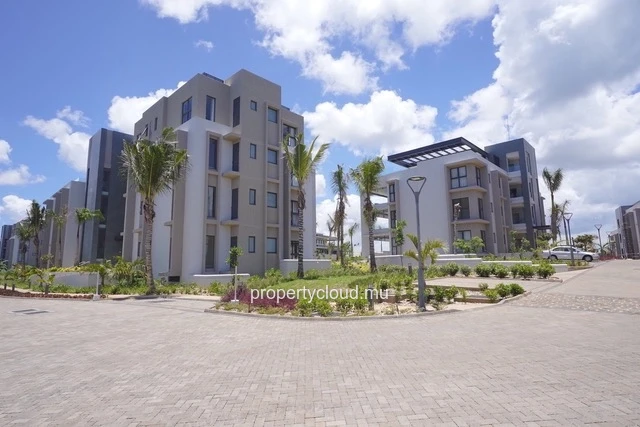 A vendre appartement en rez de jardin de 3 chambres en suite accessible aux étrangers à Mont Choisy.