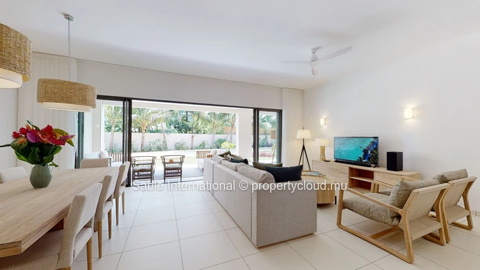 Luxury G+2 Apartment with Communal Pool in Péreybère, 143m² Living Space, Sea Access, Close to Amenities 
