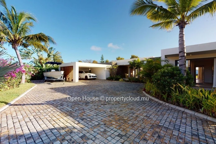 Luxury Villa, Ocean Front, Golf, 4 bedrooms, 4 bathrooms, swimming pool. Accessible at foreigners.
