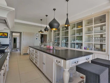 6 Bedroom Villa