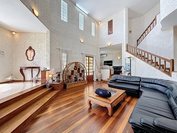 5 Bedroom House