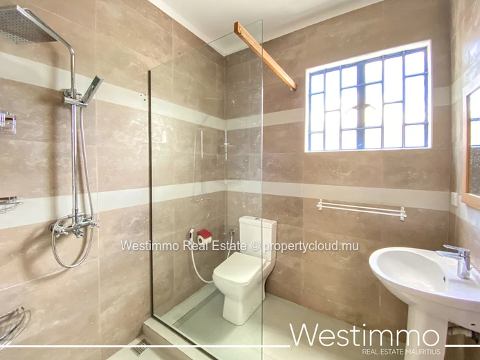 Furnished villa for rent in Péreybère with 5 bedrooms and a private pool