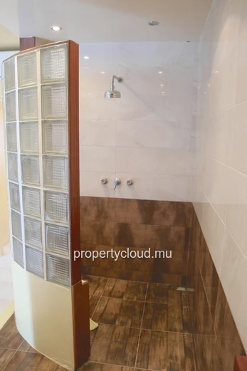 Flic en Flac à louer appartement 2 chambres dans villa à 300 mètres de la plage avec jardin commun