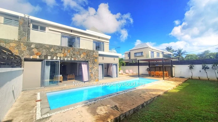 Spacious and bright 4 bedroom villa with its swimming pool