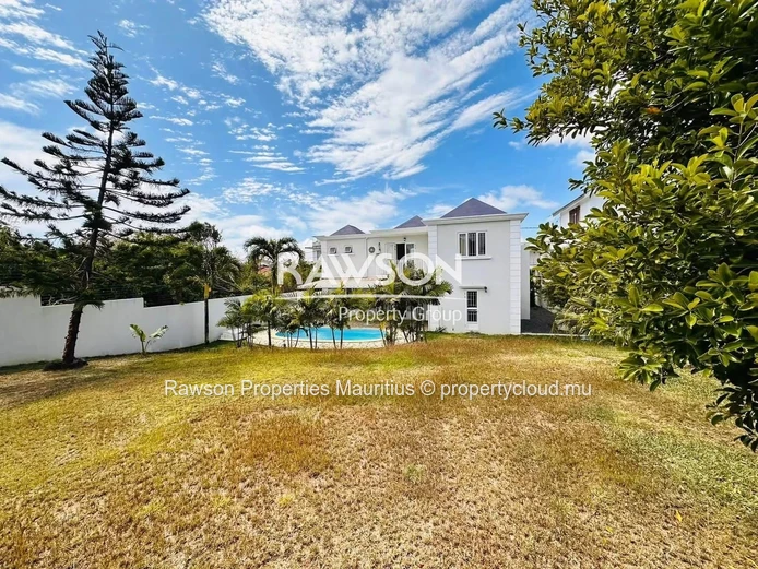 À Louer : Spacieuse Villa Familiale À Calodyne | 4 Chambres | Entretien De La Piscine Et Du Jardin Inclus