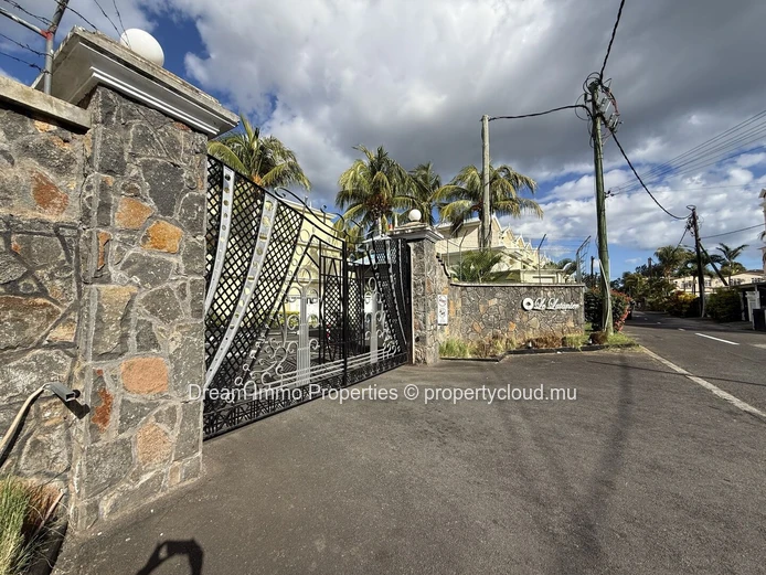 Spacieux triplex meublé de 3 chambres avec jardin privé à Flic en Flac – Ile Maurice