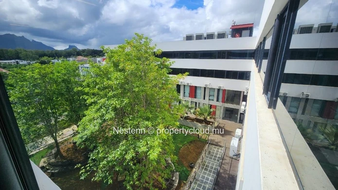 Modern office of 22.5 m² with a private parking and convenient amenities nearby.