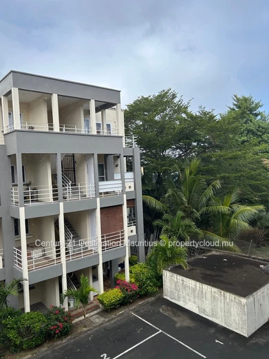 Charming 2-Bedroom Apartment Steps from Pereybere Beach 