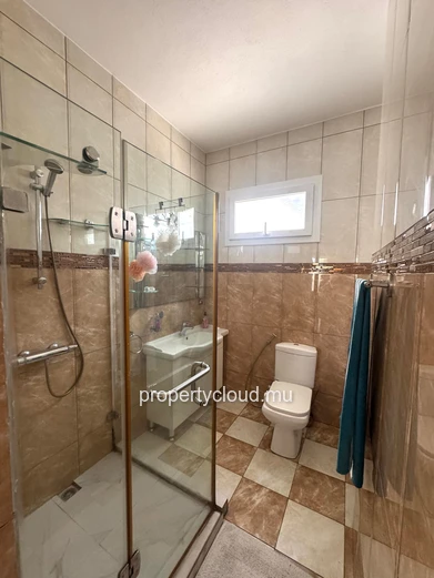 Flic en Flac – À vendre : Grande villa divisée en 2 appartements, 7 chambres, à deux pas de la plage et des commerces