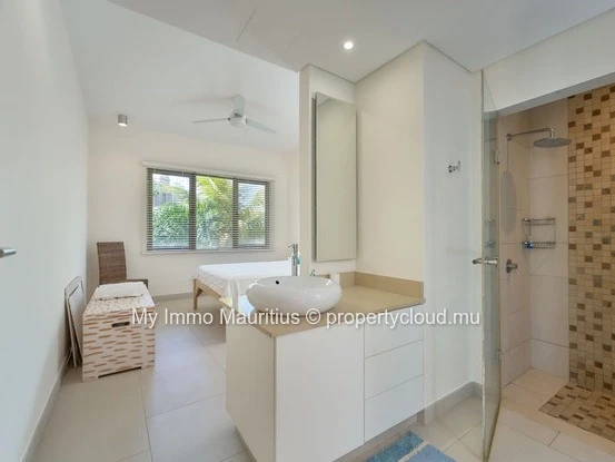 3-Bedroom Apartment with En-Suite Bathrooms, 1 Minute from the Beach