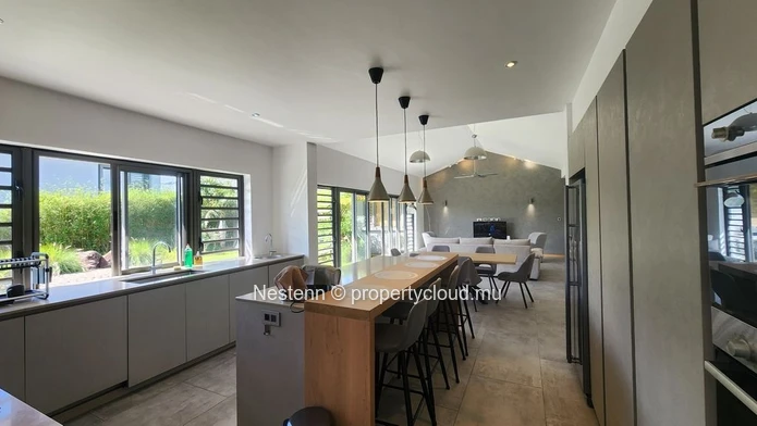 Belle villa moderne de 4 chambres à Moka, récemment rénovée avec piscine privée, cuisine américaine et vue sur la mon...