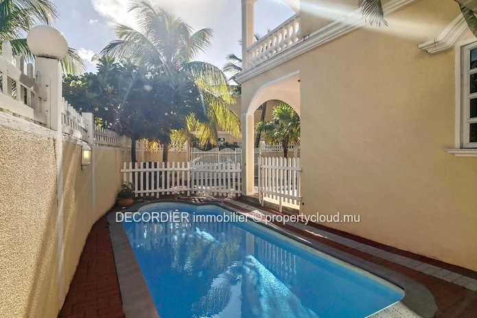 House in a secure residence with private pool