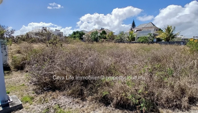Residential plot with sea and mountain views in Flic en flac